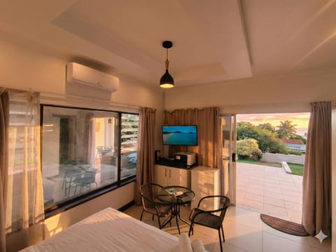 TV and multimedia, Balcony/Terrace, Photo of the whole room, Bedroom, air conditioner