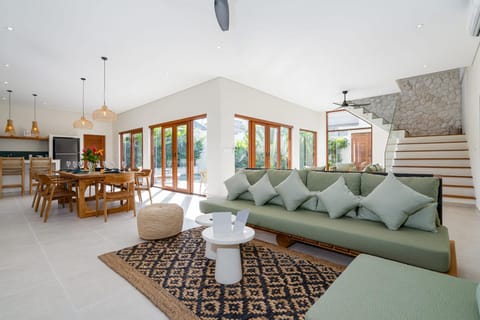 Property building, Kitchen or kitchenette, Living room, Seating area, Dining area