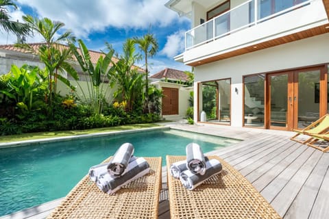 Property building, Garden, Garden view, Pool view, Swimming pool, sunbed, towels
