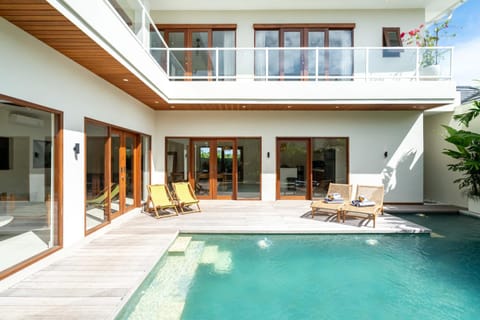 Property building, Balcony/Terrace, Pool view, Swimming pool, sunbed