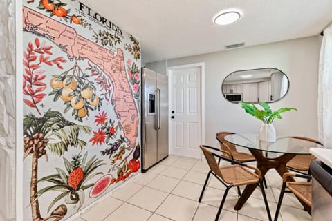 Right at Home Stays - Modern 2BR 2BA with Yard & Fireplace House in Pinellas Park