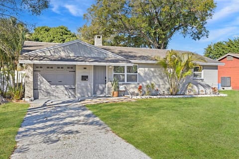 Right at Home Stays - Modern 2BR 2BA with Yard & Fireplace House in Pinellas Park