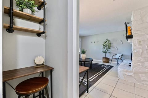 Right at Home Stays - Modern 2BR 2BA with Yard & Fireplace House in Pinellas Park