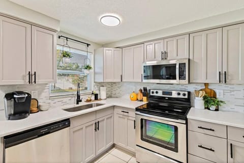 Right at Home Stays - Modern 2BR 2BA with Yard & Fireplace House in Pinellas Park