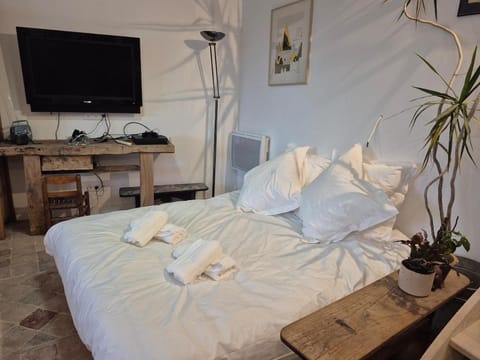 Bed, TV and multimedia