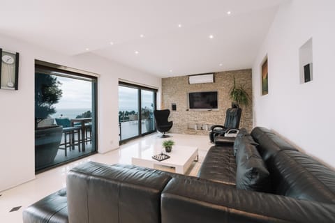 Communal lounge/ TV room, TV and multimedia, Living room, Seating area, Dining area, Evening entertainment