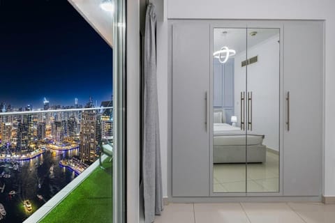 Luxe Living At Damac heights - Dubai Marina - Marina & Sea Views Apartment in Dubai