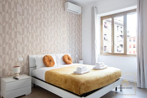 Bed, Photo of the whole room, Bedroom, towels, air conditioner