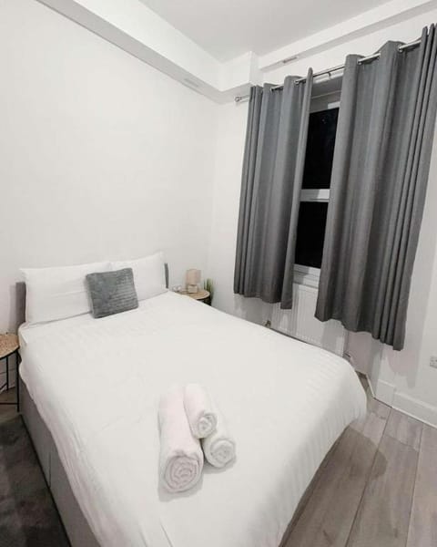 Bed, towels