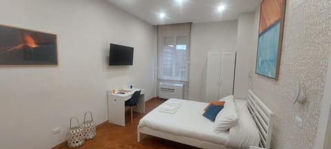 Bed, TV and multimedia, Photo of the whole room, Bedroom, towels