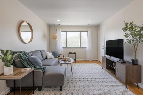 TV and multimedia, Living room, Seating area, Evening entertainment