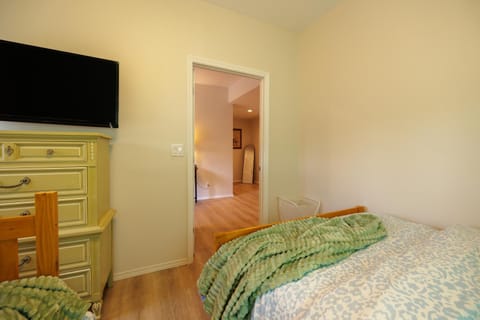 Bed, TV and multimedia, Photo of the whole room, Evening entertainment, Bedroom, wardrobe