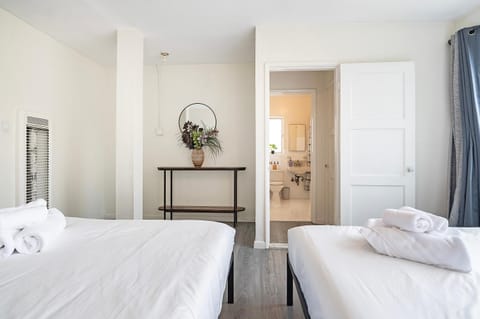 Comfortable 1B 2beds Retreat Near Beverly Hills Apartment in Beverly Hills