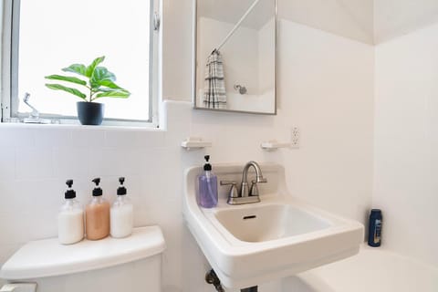 Comfortable 1B 2beds Retreat Near Beverly Hills Apartment in Beverly Hills