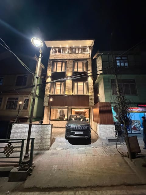 Property building, Restaurant/places to eat, Night, Location, Parking