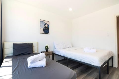 Comfortable 2Bedroom apartment close to Beverly Hills Apartment in Beverly Hills