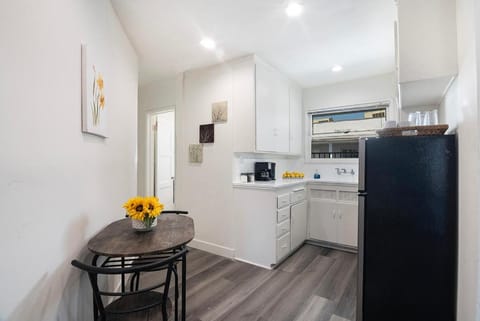 Comfortable 2Bedroom apartment close to Beverly Hills Apartment in Beverly Hills