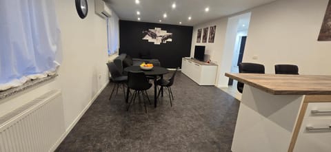 TV and multimedia, Living room, Seating area, Dining area