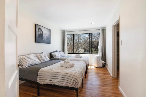 Comfortable One-Bedroom with Two Queen Beds Apartment in Beverly Hills