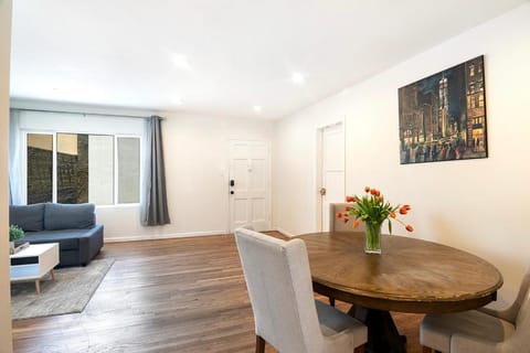 Comfortable One-Bedroom with Two Queen Beds Apartment in Beverly Hills