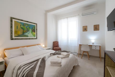 Bed, TV and multimedia, Photo of the whole room, Bedroom, air conditioner