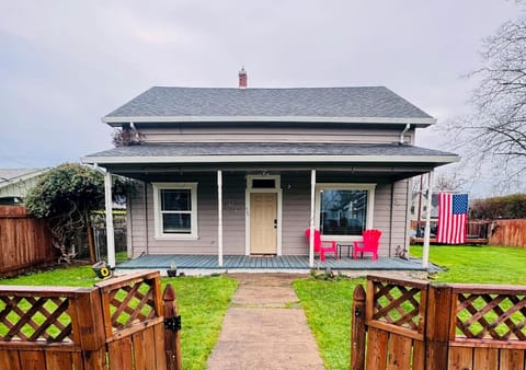 The Big Larz Casa, hot tub, pool, steps to Main Street House in Carlton
