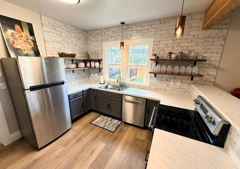 The Big Larz Casa, hot tub, pool, steps to Main Street House in Carlton