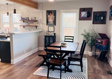 The Big Larz Casa, hot tub, pool, steps to Main Street House in Carlton