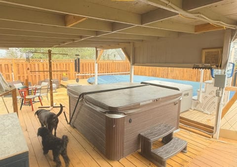 The Big Larz Casa, hot tub, pool, steps to Main Street House in Carlton
