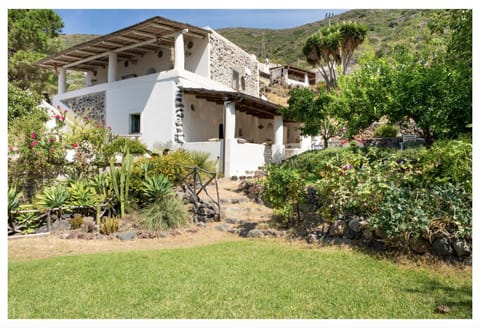 Property building, Day, Natural landscape, Garden, Garden view