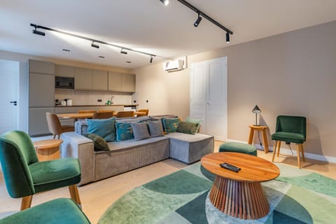 Facade/entrance, TV and multimedia, Kitchen or kitchenette, Living room, Seating area, Dining area