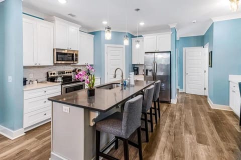 Kitchen or kitchenette, Dining area, dishwasher, oven, stove