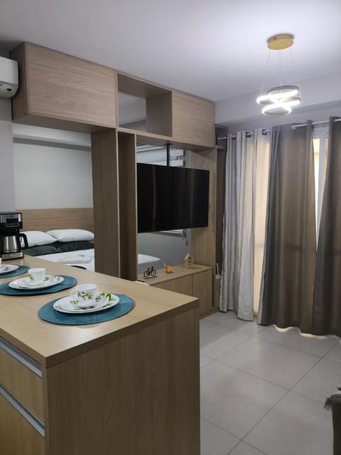 Bed, TV and multimedia, Kitchen or kitchenette, Bedroom, air conditioner