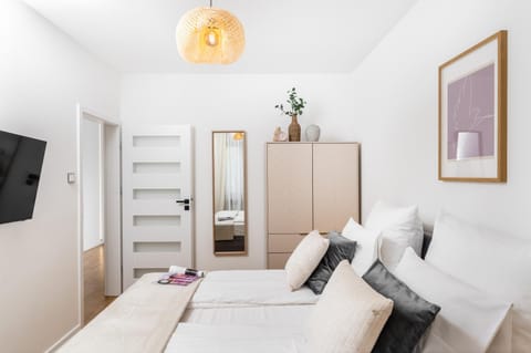 Bed, TV and multimedia, View (from property/room), Bedroom, City view, Landmark view, River view, heating, heating, internet, wardrobe, air conditioner