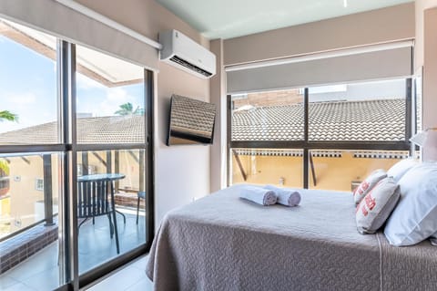 Bed, TV and multimedia, View (from property/room), Photo of the whole room, Bedroom, towels, air conditioner