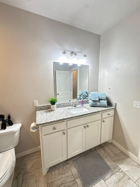 Luxury 3BR Townhome Stay House in Edmond