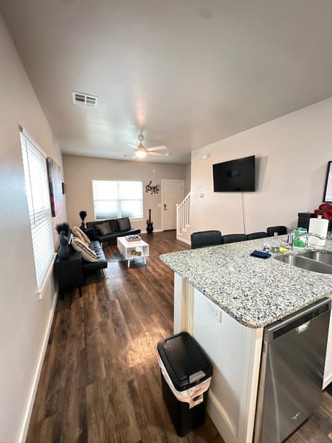 Luxury 3BR Townhome Stay House in Edmond