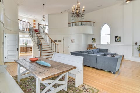 The Sanctuary in Historic Dtwn Staunton House in Staunton