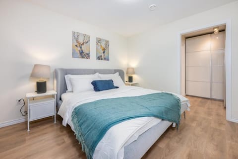 Central Van 3BR Upper Suite - Near Skytrain House in Vancouver