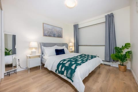 Central Van 3BR Upper Suite - Near Skytrain House in Vancouver