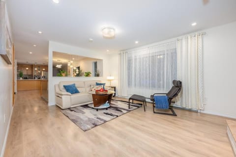 Central Van 3BR Upper Suite - Near Skytrain House in Vancouver