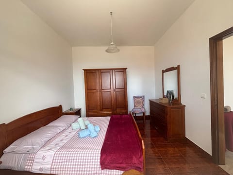 Bed, Bedroom, towels, wardrobe