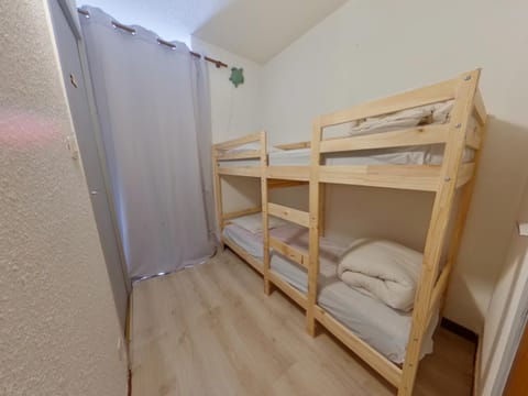 Grand studio 4 pers avec accès piscine aux Rousses - FR-1-834-19 Apartment in Canton of Vaud