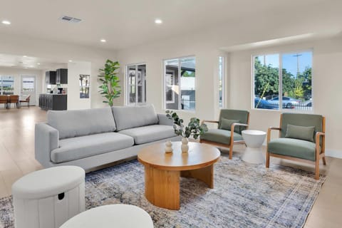 Stylish LA Retreat Near Disney Knotts SoFi House in Compton