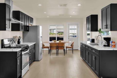 Stylish LA Retreat Near Disney Knotts SoFi House in Compton