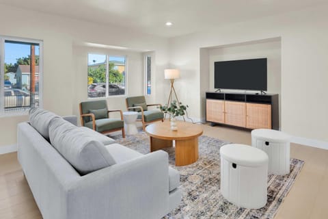 Stylish LA Retreat Near Disney Knotts SoFi House in Compton