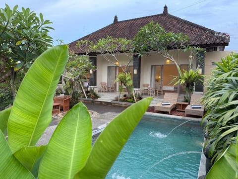 Property building, Day, Garden, Garden view, Pool view, Swimming pool, sunbed