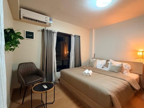Bedroom, towels, air conditioner