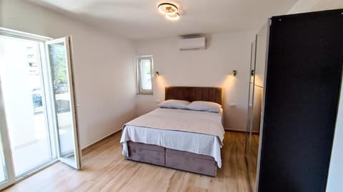 Bed, Bedroom, wardrobe, air conditioner