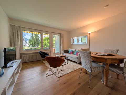 TV and multimedia, Living room, Seating area, Dining area